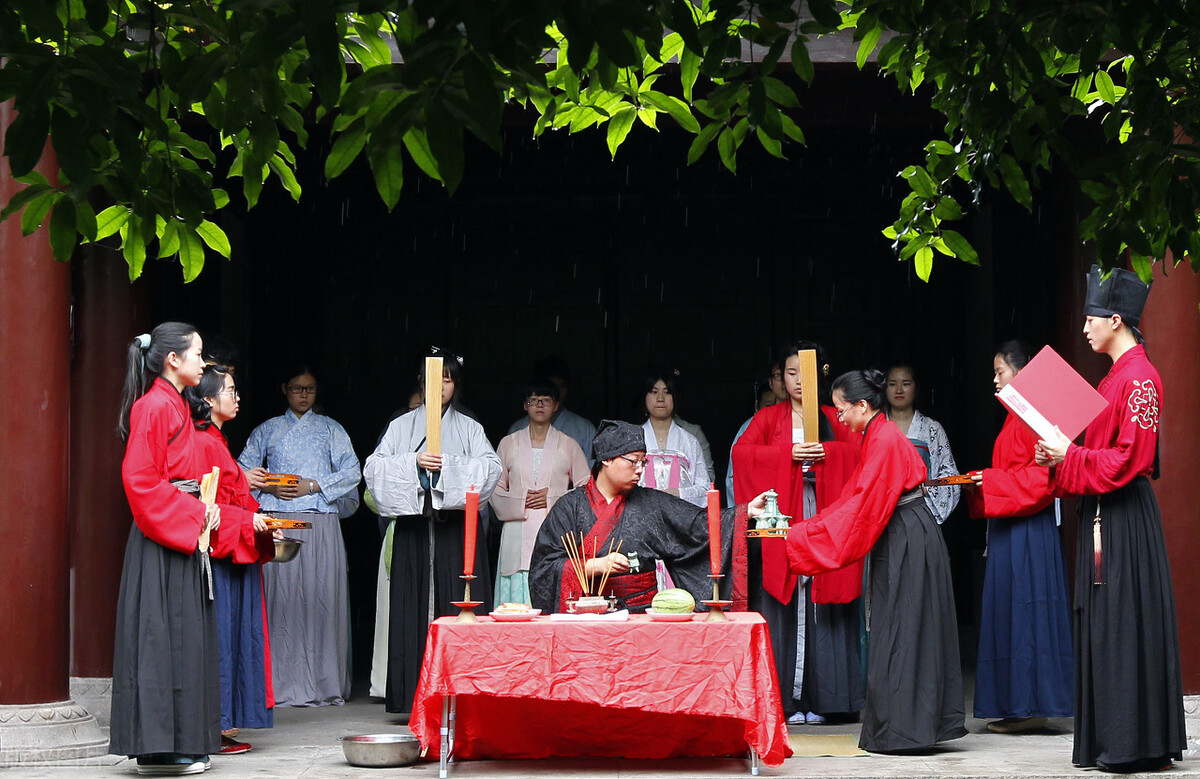 醉酒就是无礼无德,酒可无量,却要有度